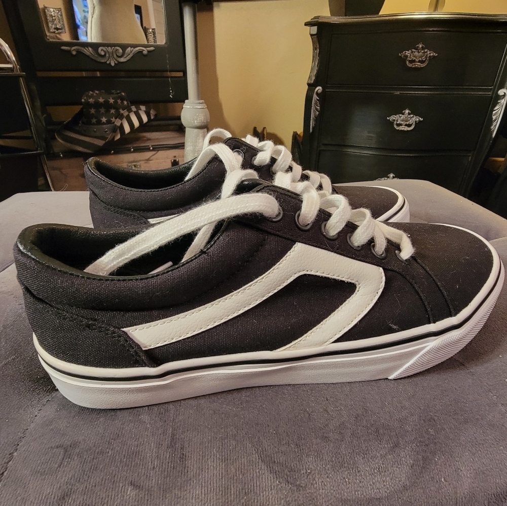 Time and Tru memory foam sneakers